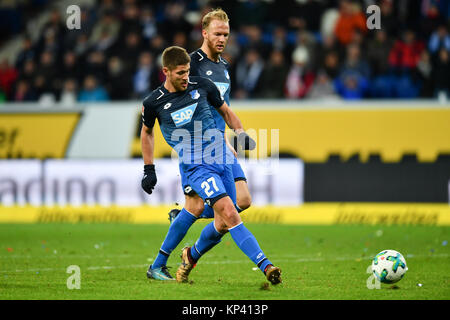 Sinsheim, Deutschland. 13 Dez, 2017. Von 1899 Hoffenheim Andrej Kramaric (vorne) ein Tor, die später ungültig, während die deutsche Bundesliga Fußball Spiel zwischen 1899 Hoffenheim und dem VfB Stuttgart in der Rhein-Neckar-Arena in Sinsheim, Deutschland, 13. Dezember 2017 verkündet wird. Von 1899 Hoffenheim Kevin Vogt steht hinter ihm. 1899 Hoffenheim gewann 1:0. Foto: Uwe Anspach/dpa/Alamy leben Nachrichten Stockfoto