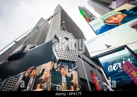 New York, USA. 13 Dez, 2017. Arbeitnehmer aus Wahrzeichen Schilder & Elektrische liefern die beiden sieben Fuß - hohe Ziffern '1' und '8' auf dem Times Square in New York am Mittwoch, 13. Dezember 2017. Die "18" wird Teil des LED-Displays auf einem Times Square, die bis um Mitternacht, 1. Januar Licht aus Schreibung '2018'. Die sieben Meter hohe Nummern nutzen energieeffiziente LED-Lampen, die das ganze Jahr anhalten wird, nie geändert werden. (© Richard B. Levine) Credit: Frances Roberts/Alamy leben Nachrichten Stockfoto