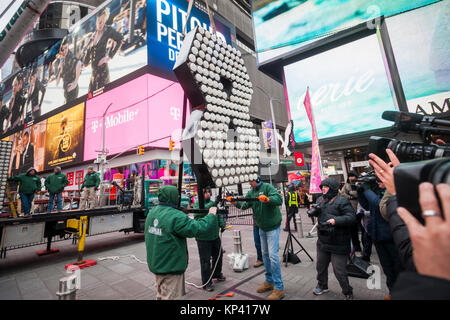 New York, USA. 13 Dez, 2017. Arbeitnehmer aus Wahrzeichen Schilder & Elektrische liefern die beiden sieben Fuß - hohe Ziffern '1' und '8' auf dem Times Square in New York am Mittwoch, 13. Dezember 2017. Die "18" wird Teil des LED-Displays auf einem Times Square, die bis um Mitternacht, 1. Januar Licht aus Schreibung '2018'. Die sieben Meter hohe Nummern nutzen energieeffiziente LED-Lampen, die das ganze Jahr anhalten wird, nie geändert werden. (© Richard B. Levine) Credit: Frances Roberts/Alamy leben Nachrichten Stockfoto