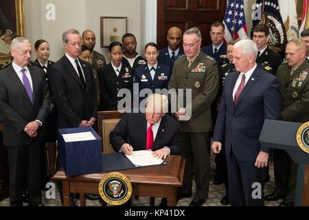 Us-Präsident Donald Trump Zeichen der National Defense Authorization Act für das Geschäftsjahr 2018 während einer Zeremonie im Roosevelt Raum des Weißen Hauses zum 12. Dezember 2017 in Washington, DC. Stockfoto