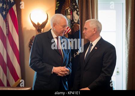 Washington, Vereinigte Staaten von Amerika. 13 Dez, 2017. U.S. Vice President Mike Pence, rechts, Chats mit einem Senator Orrin Hatch bei einem Treffen mit der Congressional Zweikammersystem Steuer Konferenzteilnehmer auf die Versöhnung der Steuerrechnung im Schaltschrank des Weißen Hauses vom 13. Dezember 2017 in Washington, DC. Credit: Planetpix/Alamy leben Nachrichten Stockfoto