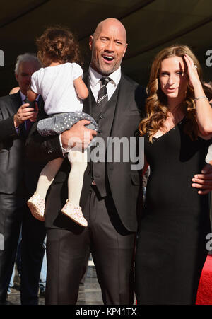 Los Angeles, USA. 13 Dez, 2017. Dwayne Johnson 09 Stern, Frau Lauren Hashian und Tochter Jasmin Dwayne Johnson mit einem Stern auf dem Hollywood Walk of Fame geehrt in Los Angeles. Dezember 13, 2017. Credit: Tsuni/USA/Alamy leben Nachrichten Stockfoto