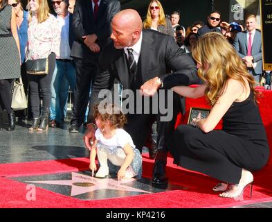 Hollywood, Kalifornien, USA. 12 Dez, 2017. Ich 15944 CHW. Hollywood Raum ehrt Dwayne Johnson mit Stern auf dem Hollywood Walk of Fame. 6801 Hollywood Blvd, Hollywood, CA, USA. 12/13/2017. JASMIN JOHNSON, DWAYNE JOHNSON UND LAUREN HASHIAN. © Clinton H. Wallace/Photomundo International / Fotos inkl Credit: Clinton Wallace/Kugel Fotos/ZUMA Draht/Alamy leben Nachrichten Stockfoto