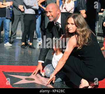 Los Angeles, USA. 13 Dez, 2017. Dwayne Johnson Posen für Fotos bei seinem Hollywood Walk of Fame Star Zeremonie in Los Angeles, USA, Dez. 13, 2017. Dwayne Johnson wurde mit einem Stern auf dem Hollywood Walk of Fame geehrt am Montag. Credit: Li Ying/Xinhua/Alamy leben Nachrichten Stockfoto