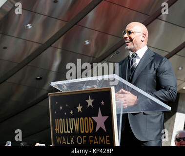 Los Angeles, USA. 13 Dez, 2017. Dwayne Johnson spricht auf seinem Hollywood Walk of Fame Star Zeremonie in Los Angeles, USA, Dez. 13, 2017. Dwayne Johnson wurde mit einem Stern auf dem Hollywood Walk of Fame geehrt am Montag. Credit: Li Ying/Xinhua/Alamy leben Nachrichten Stockfoto