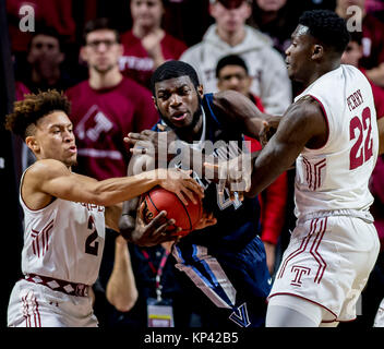 Philadelphia, Pennsylvania, USA. 13 Dez, 2017. Dezember 13, 2017: Temple Guard Alani Moore II #2, Tempel, De'Vondre Perry Nr. 22 und Villanova, Eric Paschall #4 Kampf für eine Erholung während der matchup zwischen den Villanova Wildcats und Bügel-eulen am Liacouras Zentrum am Dezember 13, 2017 in Philadelphia, PA. Villanova gewann 87-67. Scott Serio/Cal Sport Media/Alamy leben Nachrichten Stockfoto