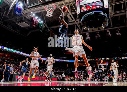 Philadelphia, Pennsylvania, USA. 13 Dez, 2017. Dezember 13, 2017: Villanova, Eric Paschall #4 Wandelt eine offene Slam Dunk für zwei Punkte während der matchup zwischen den Villanova Wildcats und Bügel-eulen am Liacouras Zentrum am Dezember 13, 2017 in Philadelphia, PA. Villanova gewann 87-67. Scott Serio/Cal Sport Media/Alamy leben Nachrichten Stockfoto