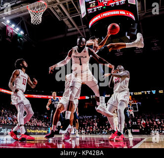 Philadelphia, Pennsylvania, USA. 13 Dez, 2017. Dezember 13, 2017: Villanova guard Phil Stand #5 wird von Temple Guard Josh Brown #1 verschmutzt, wie er versucht, eine Erholung während der matchup zwischen den Villanova Wildcats und Bügel-eulen am Liacouras Center auf 13 Dezember, 2017 in Philadelphia, PA. Villanova gewann 87-67. Scott Serio/Cal Sport Media/Alamy leben Nachrichten Stockfoto