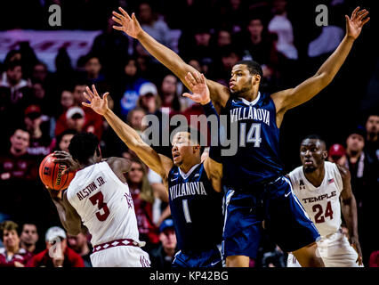 Philadelphia, Pennsylvania, USA. 13 Dez, 2017. Dezember 13, 2017: Villanova guard Jalen Brunson #1 und Omari Spellman #14 verteidigen Temple Guard Shizz Alston Jr. #3 Während das matchup zwischen den Villanova Wildcats und Bügel-eulen am Liacouras Zentrum am Dezember 13, 2017 in Philadelphia, PA. Villanova gewann 87-67. Scott Serio/Cal Sport Media/Alamy leben Nachrichten Stockfoto