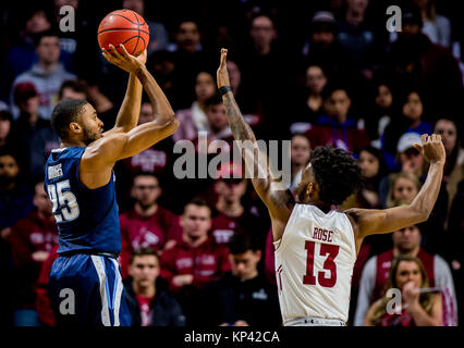 Philadelphia, Pennsylvania, USA. 13 Dez, 2017. Dezember 13, 2017: Villanova guard Mikal Brücken # 25 nimmt einen Schuß über Temple Guard Quinton #13 stieg im matchup zwischen den Villanova Wildcats und Bügel-eulen am Liacouras Zentrum am Dezember 13, 2017 in Philadelphia, PA. Villanova gewann 87-67. Scott Serio/Cal Sport Media/Alamy leben Nachrichten Stockfoto