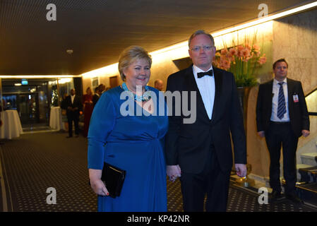 Oslo, Norwegen. 10 Dez, 2017. Ankunft von Erna Solberg, der norwegischen Primier Minister zu den Friedensnobelpreis und Veranstaltungsräume im Grand Hotel in Oslo. Credit: C) ImagesLive/ZUMA Draht/Alamy leben Nachrichten Stockfoto