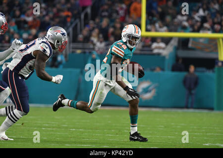 Miami Gardens FL, USA. 11 Dez, 2017. Kenyon Drake #32 von Miami vor dem NFL Football Spiel zwischen den Miami Dolphins und die New England Patriots im Hard Rock Stadion in Miami Gardens FL eingeführt wird. Die Delphine besiegt die Patrioten 27-20. Credit: Csm/Alamy leben Nachrichten Stockfoto