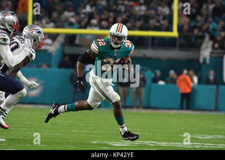 Miami Gardens FL, USA. 11 Dez, 2017. Kenyon Drake #32 von Miami vor dem NFL Football Spiel zwischen den Miami Dolphins und die New England Patriots im Hard Rock Stadion in Miami Gardens FL eingeführt wird. Die Delphine besiegt die Patrioten 27-20. Credit: Csm/Alamy leben Nachrichten Stockfoto