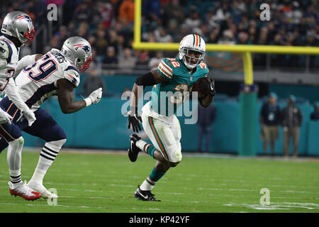 Miami Gardens FL, USA. 11 Dez, 2017. Kenyon Drake #32 von Miami vor dem NFL Football Spiel zwischen den Miami Dolphins und die New England Patriots im Hard Rock Stadion in Miami Gardens FL eingeführt wird. Die Delphine besiegt die Patrioten 27-20. Credit: Csm/Alamy leben Nachrichten Stockfoto