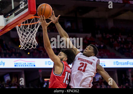 Madison, WI, USA. 13 Dez, 2017. Wisconsin Dachse guard Khalil Iverson #21 Bausteine der Schuß von der Western Kentucky Hilltoppers guard Darius Thompson#15 während der NCAA Basketball Spiel zwischen der Western Kentucky Hilltoppers und die Wisconsin Badgers in der Kohl Center in Madison, WI. Wisconsin besiegt Western Kentucky 81-80. John Fisher/CSM/Alamy leben Nachrichten Stockfoto