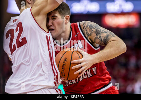 Madison, WI, USA. 13 Dez, 2017. Western Kentucky Hilltoppers, Justin Johnson #23 Laufwerke in der Brust von Wisconsin Badgers freuen Ethan Happ #22 während der NCAA Basketball Spiel zwischen der Western Kentucky Hilltoppers und die Wisconsin Badgers in der Kohl Center in Madison, WI. Wisconsin besiegt Western Kentucky 81-80. John Fisher/CSM/Alamy leben Nachrichten Stockfoto