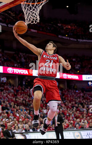 Madison, WI, USA. 13 Dez, 2017. Western Kentucky Hilltoppers guard Jake Ohmer #21 Kerben auf einem Laien bis spät im Spiel während der NCAA Basketball Spiel zwischen der Western Kentucky Hilltoppers und die Wisconsin Badgers in der Kohl Center in Madison, WI. Wisconsin besiegt Western Kentucky 81-80. John Fisher/CSM/Alamy leben Nachrichten Stockfoto