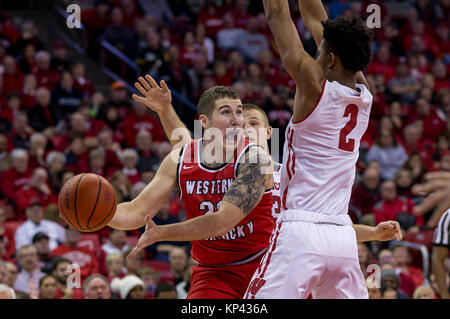 Madison, WI, USA. 13 Dez, 2017. Western Kentucky Hilltoppers, Justin Johnson #23 schaut sich um Wisconsin Dachse vor aleem Ford #2 während der NCAA Basketball Spiel zwischen der Western Kentucky Hilltoppers und die Wisconsin Badgers in der Kohl Center in Madison, WI. Wisconsin besiegt Western Kentucky 81-80. John Fisher/CSM/Alamy leben Nachrichten Stockfoto