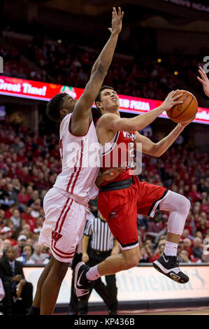 Madison, WI, USA. 13 Dez, 2017. Western Kentucky Hilltoppers guard Jake ohmer Nr. 21 geht oben für einen Schuß während der NCAA Basketball Spiel zwischen der Western Kentucky Hilltoppers und die Wisconsin Badgers in der Kohl Center in Madison, WI. Wisconsin besiegt Western Kentucky 81-80. John Fisher/CSM/Alamy leben Nachrichten Stockfoto