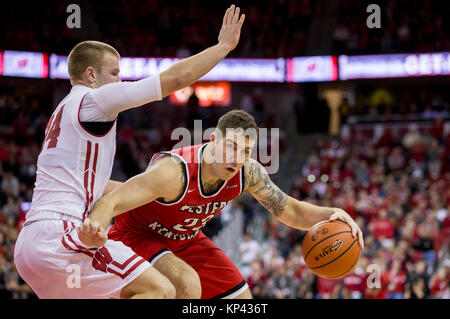 Madison, WI, USA. 13 Dez, 2017. Western Kentucky Hilltoppers, Justin Johnson #23 Drives zum Korb während der NCAA Basketball Spiel zwischen der Western Kentucky Hilltoppers und die Wisconsin Badgers in der Kohl Center in Madison, WI. Wisconsin besiegt Western Kentucky 81-80. John Fisher/CSM/Alamy leben Nachrichten Stockfoto