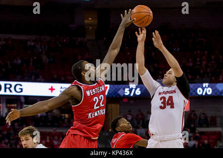 Madison, WI, USA. 13 Dez, 2017. Wisconsin Dachse guard Brad Davison #34 schießt über die Reichweite der Western Kentucky Hilltoppers vorwärts Dwight Coleby #22 während der NCAA Basketball Spiel zwischen der Western Kentucky Hilltoppers und die Wisconsin Badgers in der Kohl Center in Madison, WI. Wisconsin besiegt Western Kentucky 81-80. John Fisher/CSM/Alamy leben Nachrichten Stockfoto