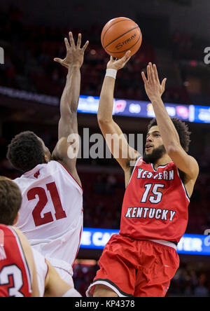 Madison, WI, USA. 13 Dez, 2017. Western Kentucky Hilltoppers guard Darius Thompson#15 Riegel das Spiel mit zwei Sekunden während der NCAA Basketball Spiel zwischen der Western Kentucky Hilltoppers und die Wisconsin Badgers in der Kohl Center in Madison, WI. Wisconsin besiegt Western Kentucky 81-80. John Fisher/CSM/Alamy leben Nachrichten Stockfoto