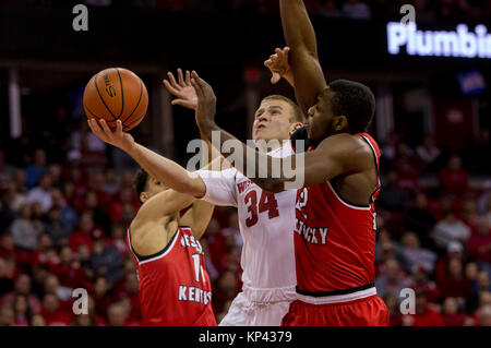 Madison, WI, USA. 13 Dez, 2017. Wisconsin Dachse guard Brad Davison #34 geht oben für einen Schuß zwischen zwei Western Kentucky Spieler während der NCAA Basketball Spiel zwischen der Western Kentucky Hilltoppers und die Wisconsin Badgers in der Kohl Center in Madison, WI. Wisconsin besiegt Western Kentucky 81-80. John Fisher/CSM/Alamy leben Nachrichten Stockfoto