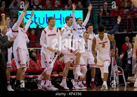 Madison, WI, USA. 13 Dez, 2017. Wisconsin Bank reagiert, nachdem ein 3pt während der NCAA Basketball Spiel zwischen der Western Kentucky Hilltoppers und die Wisconsin Badgers in der Kohl Center in Madison, WI erschossen. Wisconsin besiegt Western Kentucky 81-80. John Fisher/CSM/Alamy leben Nachrichten Stockfoto