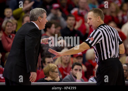 Madison, WI, USA. 13 Dez, 2017. Western Kentucky Head Coach Rick Stansbury argumentiert ein Anruf mit 2 Sekunden im Spiel während der NCAA Basketball Spiel zwischen der Western Kentucky Hilltoppers und die Wisconsin Badgers in der Kohl Center in Madison, WI. Wisconsin besiegt Western Kentucky 81-80. John Fisher/CSM/Alamy leben Nachrichten Stockfoto