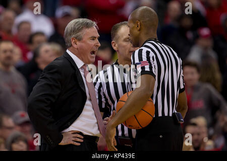 Madison, WI, USA. 13 Dez, 2017. Western Kentucky Head Coach Rick Stansbury argumentiert ein Anruf mit 2 Sekunden im Spiel während der NCAA Basketball Spiel zwischen der Western Kentucky Hilltoppers und die Wisconsin Badgers in der Kohl Center in Madison, WI. Wisconsin besiegt Western Kentucky 81-80. John Fisher/CSM/Alamy leben Nachrichten Stockfoto