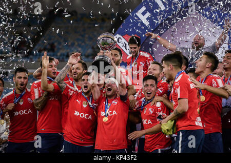 Argentinische Spieler feiern ihren Titel in der 2017 South American Cup Entscheidung im Maracana-stadion gewinnen, nördlich der Stadt Rio de Janeiro, am Mittwoch Abend (13). (Foto: JAYSON BRAGA/BRASILIEN FOTO DRÜCKEN) Stockfoto