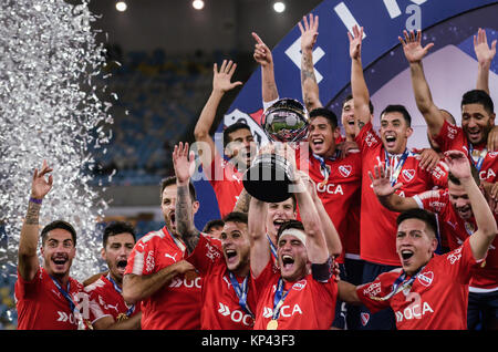 Argentinische Spieler feiern ihren Titel in der 2017 South American Cup Entscheidung im Maracana-stadion gewinnen, nördlich der Stadt Rio de Janeiro, am Mittwoch Abend (13). (Foto: JAYSON BRAGA/BRASILIEN FOTO DRÜCKEN) Stockfoto