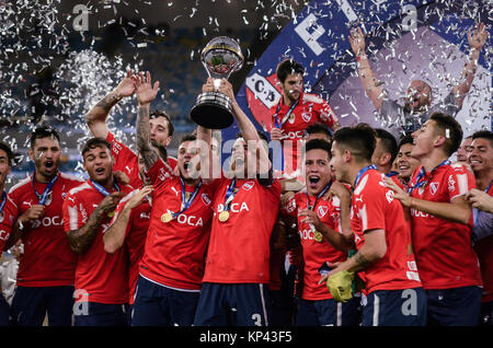 Argentinische Spieler feiern ihren Titel in der 2017 South American Cup Entscheidung im Maracana-stadion gewinnen, nördlich der Stadt Rio de Janeiro, am Mittwoch Abend (13). (Foto: JAYSON BRAGA/BRASILIEN FOTO DRÜCKEN) Stockfoto