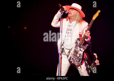 Sao Paulo, Brasilien. 13 Dez, 2017. Amerikanische band Cheap Trick während der Show im Solid Rock Festival statt bei der Allianz Park in Sao Paulo in der Nacht von Mittwoch, 13. (Foto: LEVI BIANCO/BRASILIEN FOTO PRESSE) Credit: Brasilien Foto Presse/Alamy leben Nachrichten Stockfoto