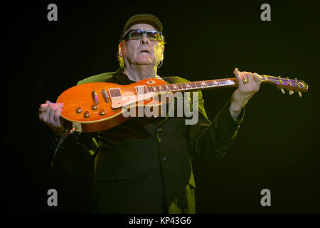 Sao Paulo, Brasilien. 13 Dez, 2017. Amerikanische band Cheap Trick während der Show im Solid Rock Festival statt bei der Allianz Park in Sao Paulo in der Nacht von Mittwoch, 13. (Foto: LEVI BIANCO/BRASILIEN FOTO PRESSE) Credit: Brasilien Foto Presse/Alamy leben Nachrichten Stockfoto