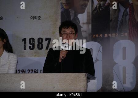 Seoul, Korea. 13 Dez, 2017. Regisseur Jang Joon-hwan der Presse Premiere von "1987" mit den wichtigsten cast Ha Jung-woo besucht, Kim Yoon-seok, Kim Tae-ri, Hee-soon Park, Lee Hee-joon und Yu Hae-jin etc. Heute. in Seoul, Korea am 13. Dezember 2017. (China und Korea Rechte) Credit: TopPhoto/Alamy leben Nachrichten Stockfoto