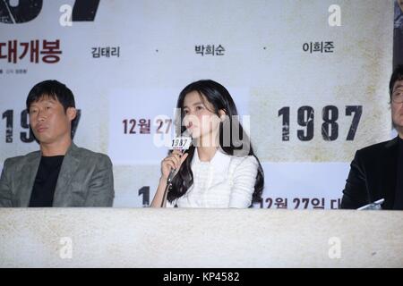 Seoul, Korea. 13 Dez, 2017. Regisseur Jang Joon-hwan der Presse Premiere von "1987" mit den wichtigsten cast Ha Jung-woo besucht, Kim Yoon-seok, Kim Tae-ri, Hee-soon Park, Lee Hee-joon und Yu Hae-jin etc. Heute. in Seoul, Korea am 13. Dezember 2017. (China und Korea Rechte) Credit: TopPhoto/Alamy leben Nachrichten Stockfoto