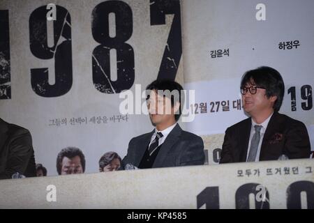 Seoul, Korea. 13 Dez, 2017. Regisseur Jang Joon-hwan der Presse Premiere von "1987" mit den wichtigsten cast Ha Jung-woo besucht, Kim Yoon-seok, Kim Tae-ri, Hee-soon Park, Lee Hee-joon und Yu Hae-jin etc. Heute. in Seoul, Korea am 13. Dezember 2017. (China und Korea Rechte) Credit: TopPhoto/Alamy leben Nachrichten Stockfoto