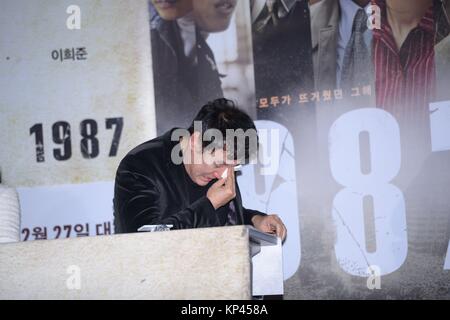 Seoul, Korea. 13 Dez, 2017. Regisseur Jang Joon-hwan der Presse Premiere von "1987" mit den wichtigsten cast Ha Jung-woo besucht, Kim Yoon-seok, Kim Tae-ri, Hee-soon Park, Lee Hee-joon und Yu Hae-jin etc. Heute. in Seoul, Korea am 13. Dezember 2017. (China und Korea Rechte) Credit: TopPhoto/Alamy leben Nachrichten Stockfoto