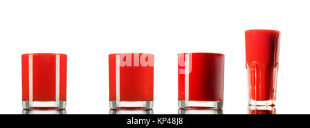 Set aus 4 Tomatensaft im Glas auf weißem Hintergrund. Stockfoto