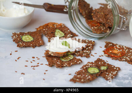 Gemüse knusprige Flachs Knäckebrot mit Sesam und Hüttenkäse. Eine gesunde vegetarische Snack mit Leinsamen, Sesam und Gemüse Schichten. Stockfoto