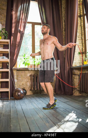Sicht des Menschen tun cardio Workout mit seilspringen. Stockfoto