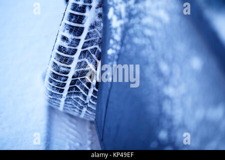 Winterreifen montiert bei Schneelage Stockfoto