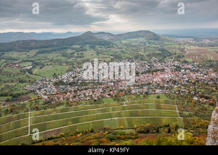 Hügel, Bäume, Wälder, das Dorf und die blauen Himmel Stockfoto