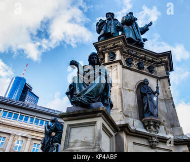 Frankfurt, Roßmarkt Square. Johannes Gutenberg memorial Statue in der Banken- und Finanzviertel. Bronze Denkmal, Skulptur. Stockfoto
