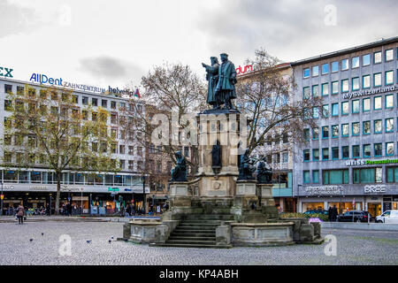 Frankfurt, Roßmarkt Square. Johannes Gutenberg memorial Statue ehrt die Erfinder des Buchdrucks. Bronze Skulptur, Denkmal Stockfoto