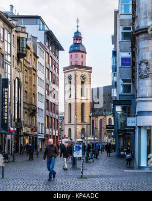 Frankfurt am Main, Hessen.Stein Straße Fußgängerzone mit Geschäften und Blick auf die St. Catherine's Barocke Kirche, Stockfoto