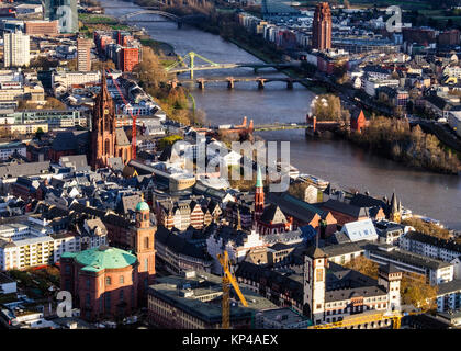 Frankfurt, Deutschland. Luftaufnahme vom Main Tower der Helaba. Historische Altstadt Kirchen, Gebäuden, Brücken über den Main Stockfoto