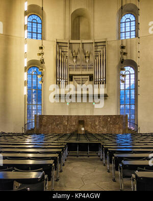 Frankfurt am Main, Hessen. Paulskirche, St. Paul's Kirche Innenraum. Oval Montagehalle mit Sitzgelegenheiten, hohen Fenstern, Orgel. Als Treffpunkt für Tannen verwendet Stockfoto