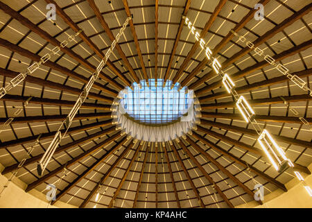 Frankfurt am Main, Hessen. Paulskirche, St. Paul's Kirche Innenraum. Oval Montagehalle mit geripptem gewölbte Decke und Oberlicht. Als Treffpunkt für f Stockfoto